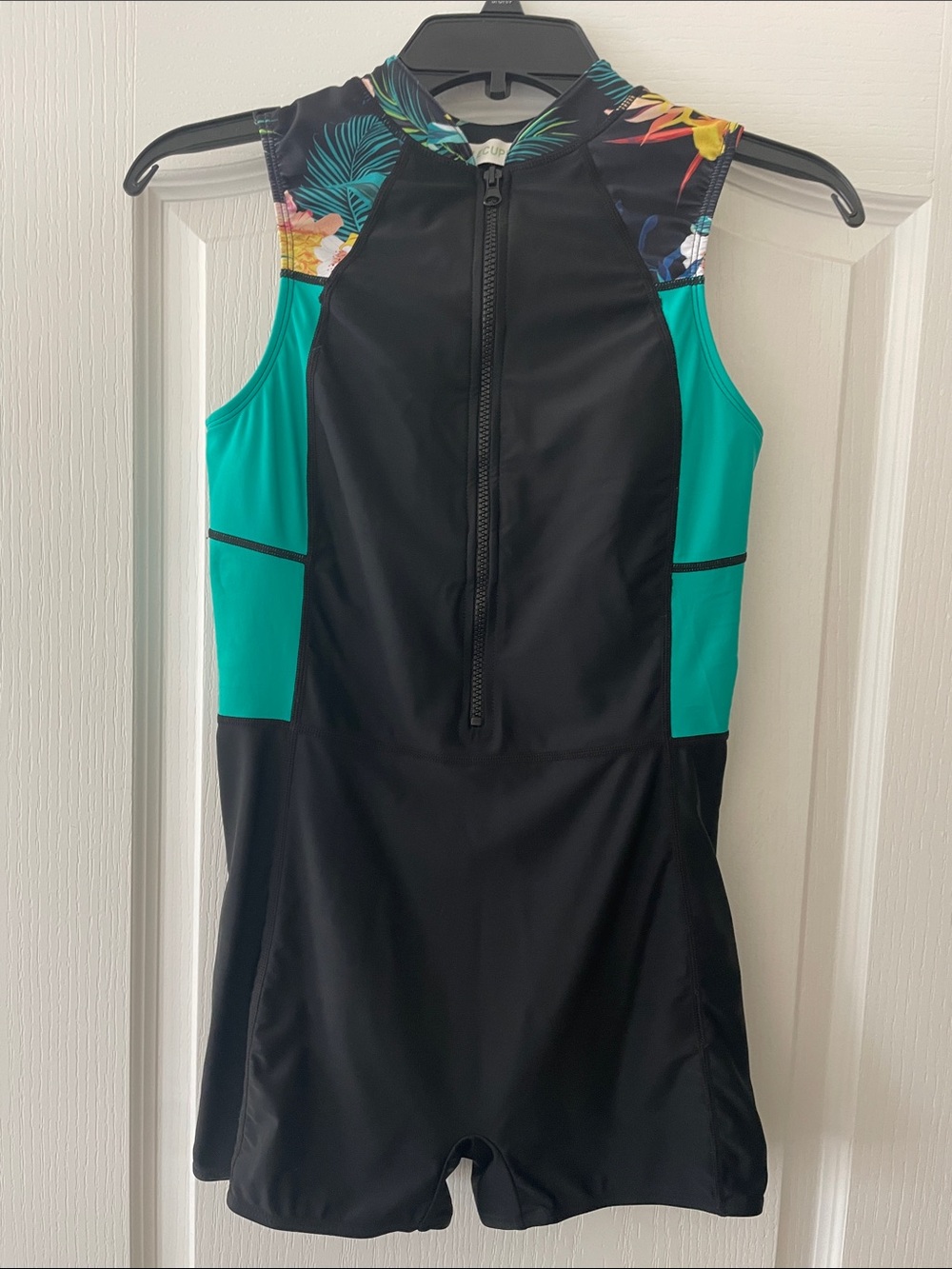NWOT Ecupper Sleeveless One-Piece Rash Guard Swimsuit with Zipper Front S